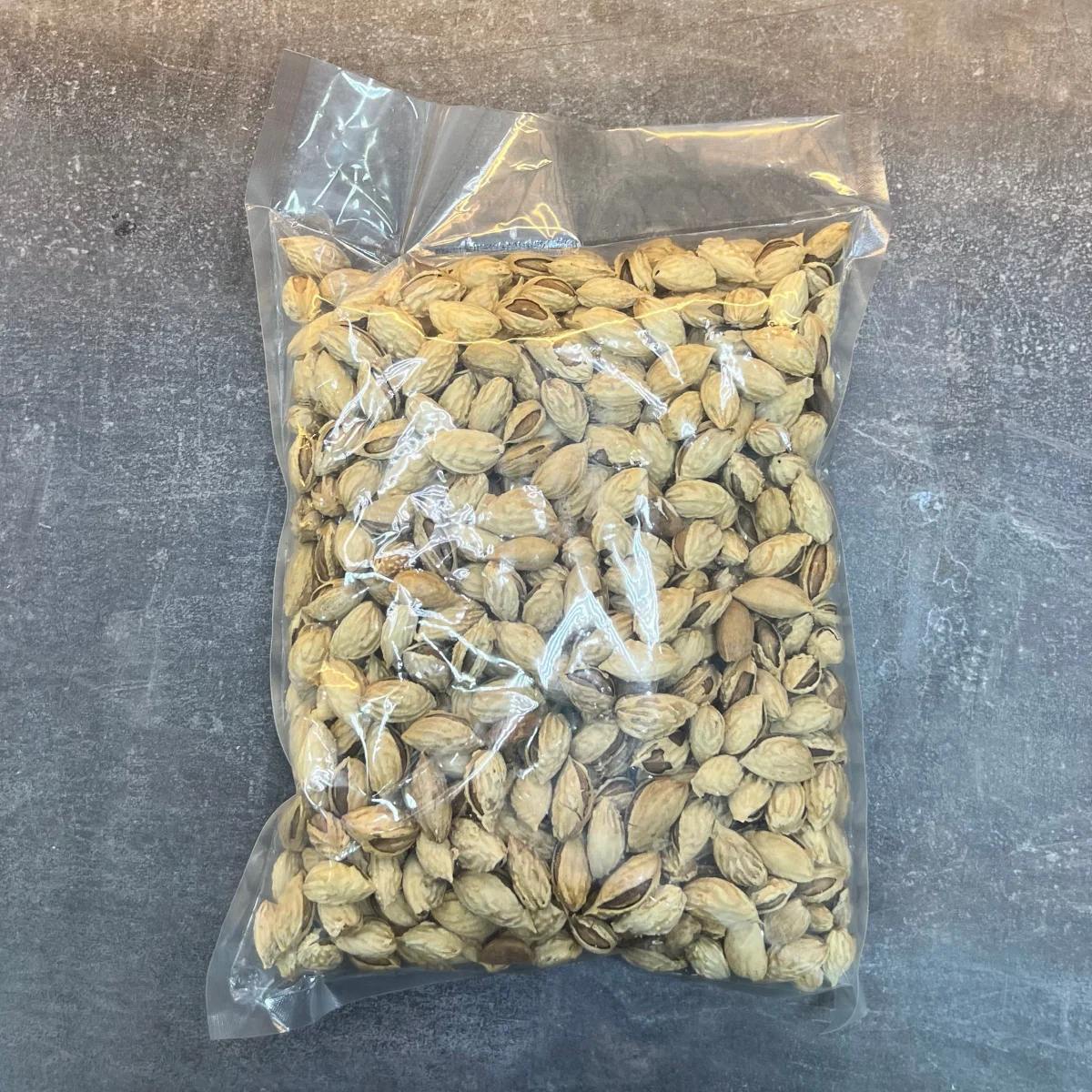 Миндаль в скорлупе